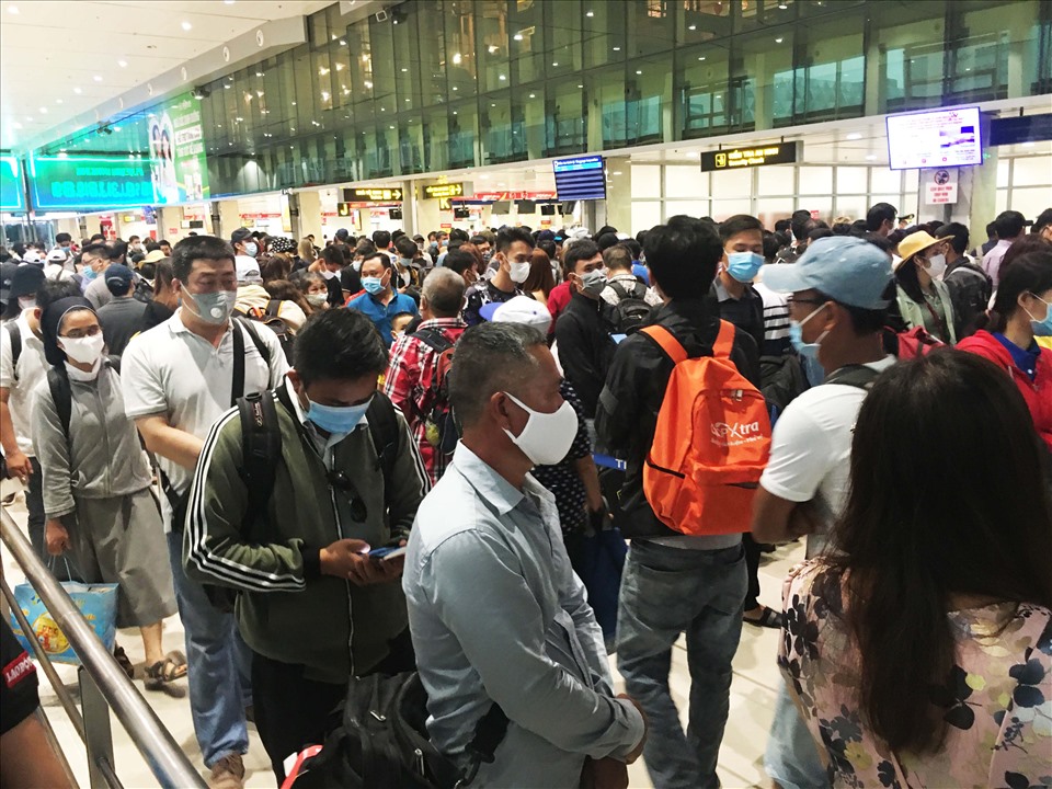 Theo ghi nhận của phóng viên, từ 6h sáng (16.4) cửa an ninh tại sân bay Tân Sơn Nhất đã chật kín người. Phần cột chắn inox không đủ để hành khách xếp hàng.