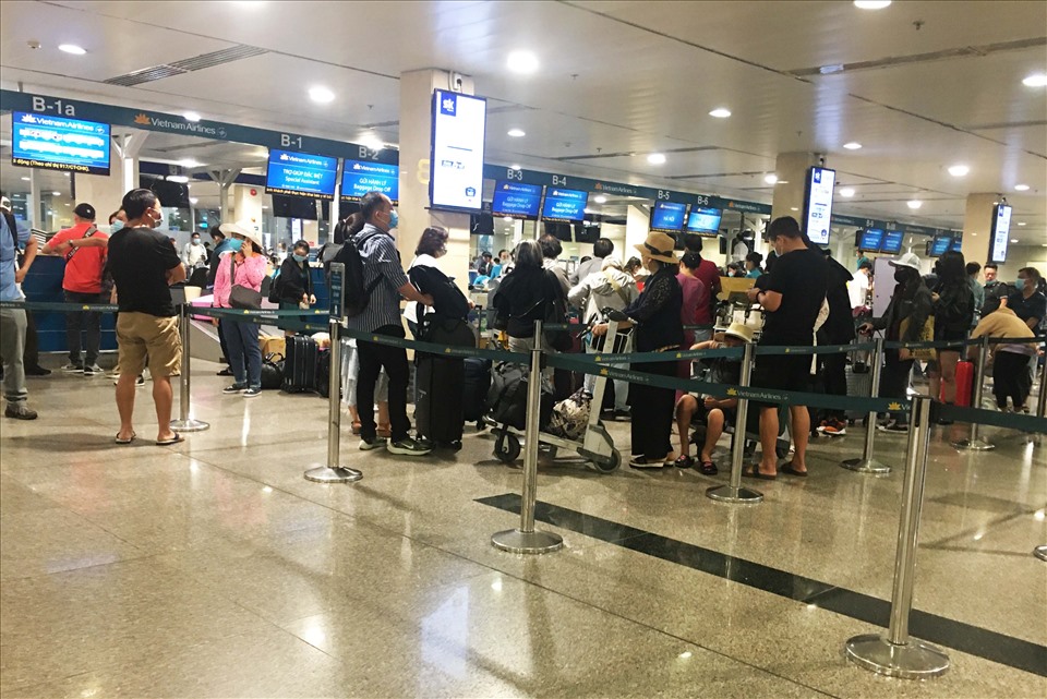 Tại khu vực làm thủ tục check-in, lượng hành khách đã giảm đáng kể so với ngày 15.4. Không còn hình ảnh xếp hàng dài chờ lấy vé, gửi đồ kí gửi.