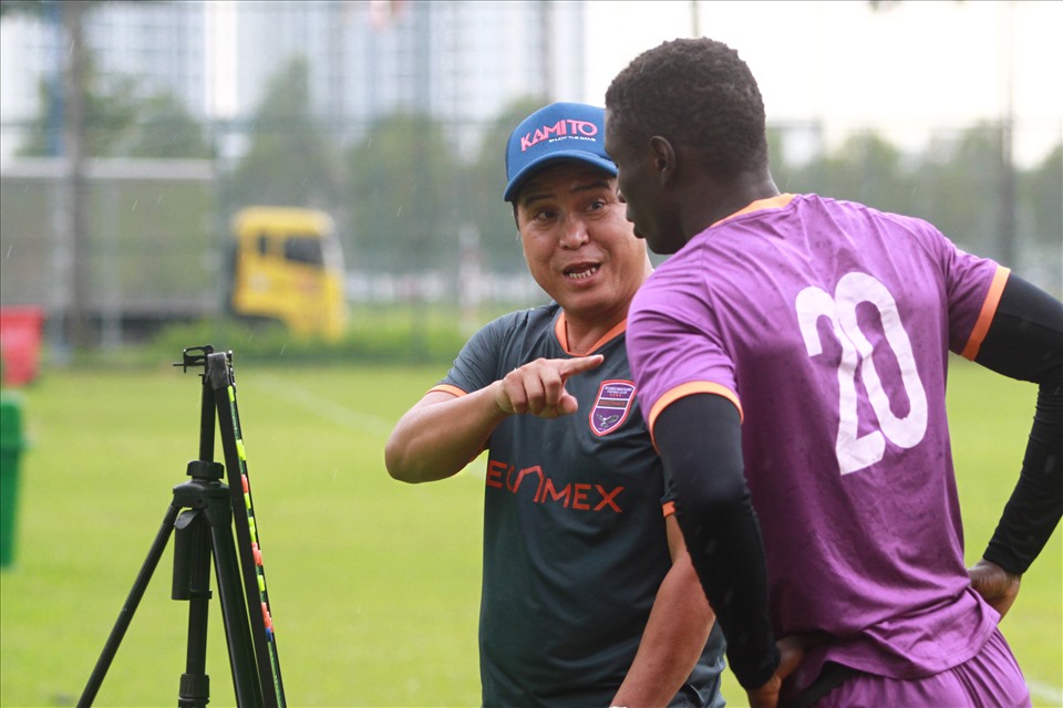 Huấn luyện viên Nguyễn Thanh Sơn dành khá nhiều thời gian để trao đổi riêng chiến thuật với các cầu thủ trước khi bắt đầu buổi tập chiều 15.4.