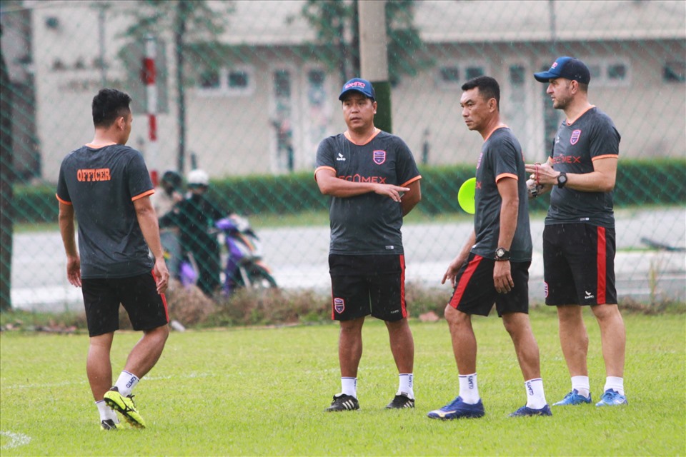 Theo đó, ông Nguyễn Thanh Sơn (thứ 2 từ trái sang) sẽ dẫn dắt đội Bình Dương thay cho huấn luyện viên Phan Thanh Hùng. Ông Sơn từng đảm nhận vị trí huấn luyện viên trưởng câu lạc bộ Bình Dương trong mùa 2020.