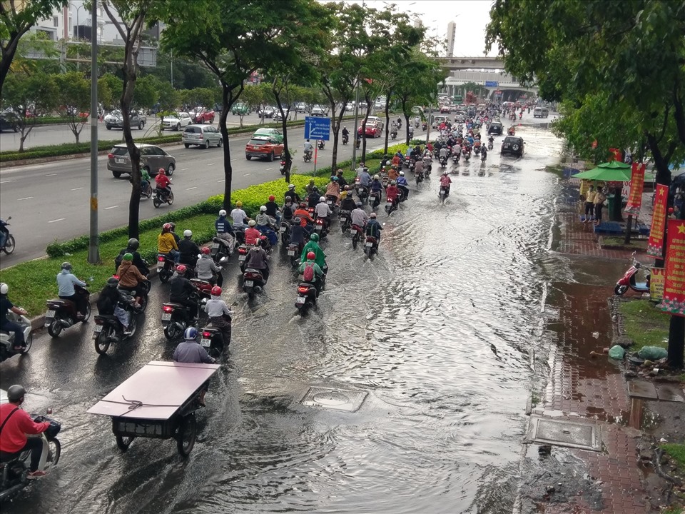 Một đoạn đường Điện Biên Phủ bị ngập nước.