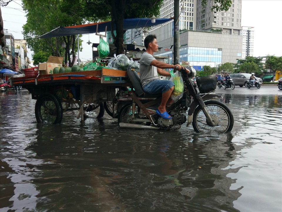 Ngập nước ảnh hưởng đến việc đi lại của người dân.