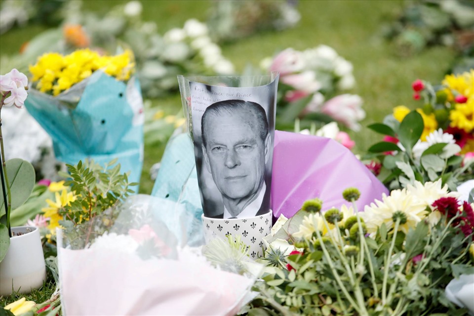 Người dân đặt hoa tưởng nhớ Hoàng thân Philip. Ảnh: AFP