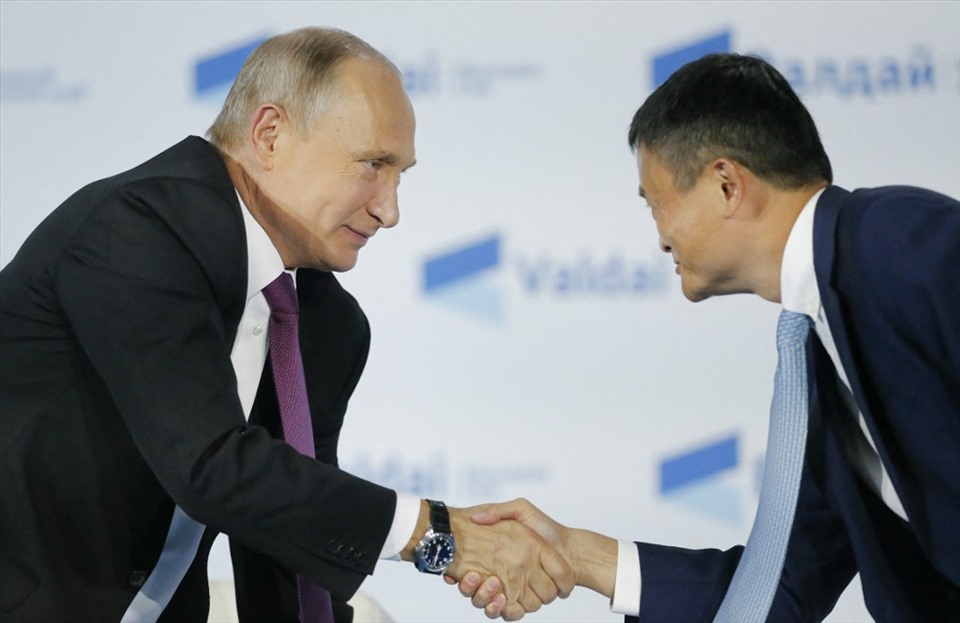 Tổng thống Nga Vladimir Putin (trái) bắt tay người sáng lập Alibaba, tỉ phú Jack Ma, tại hội nghị thường niên của câu lạc bộ Valdai gồm các chuyên gia quốc tế ở Sochi, Nga, năm 2017. Ảnh: AFP.