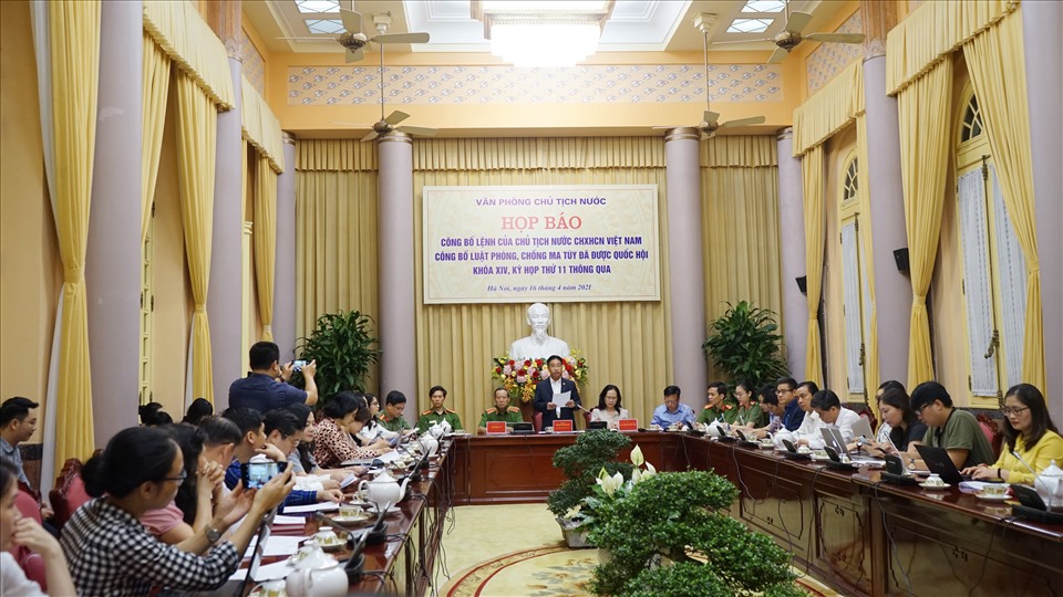 Phó Chủ nhiệm Văn phòng Chủ tịch nước Phạm Thanh Hà công bố Luật.