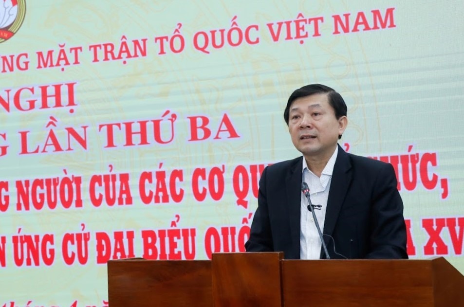 Phó chủ tịch Ủy ban Trung ương Mặt trận Tổ quốc VN Nguyễn Hữu Dũng phát biểu tại hội nghị. Ảnh: Tùng Giang