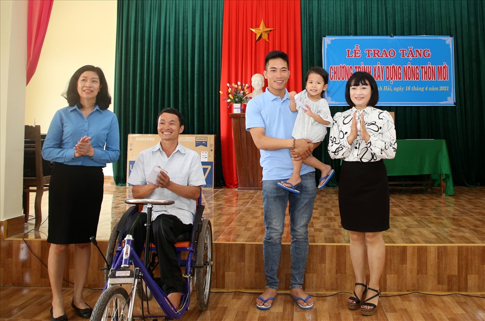 Lãnh đạo Công đoàn Viên chức Việt Nam tặng quà cho người dân xã Vĩnh Thủy. Ảnh: Hưng Thơ.