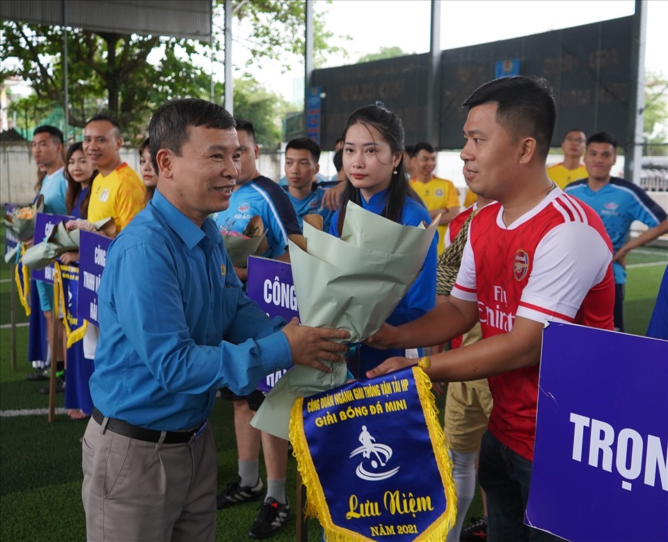 Đại diện lãnh đạo Công đoàn ngành GTVT Việt Nam tặng hoa, cờ lưu niệm cho các đội tuyển. Ảnh Mai Dung