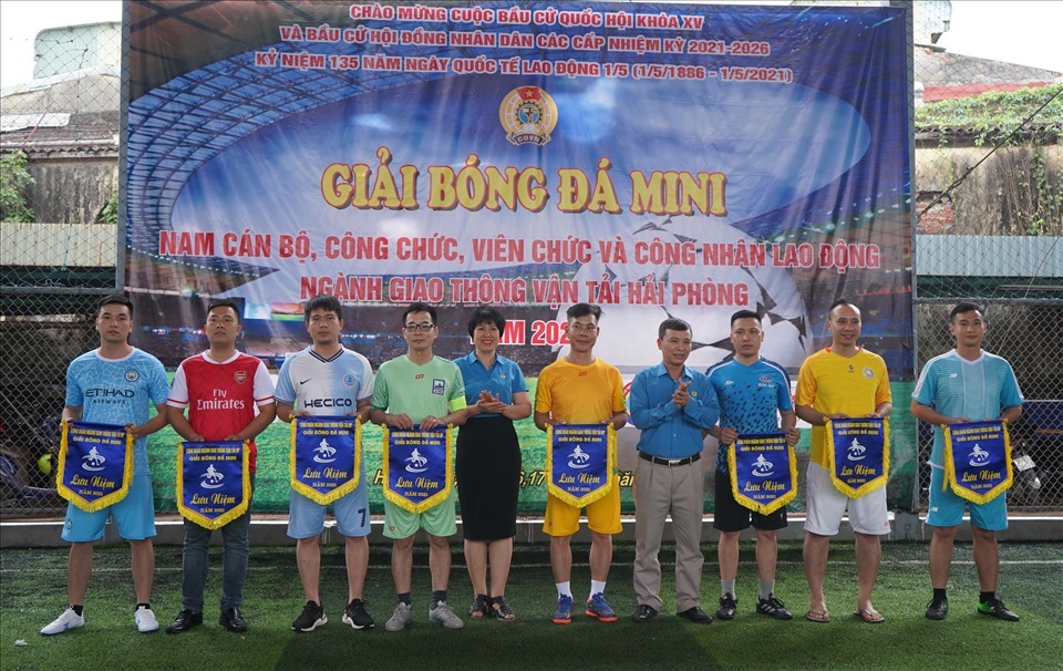 8 đội tuyển tham gia Giải bóng đá mini CNVCLĐ ngành GTVT Hải Phòng. Ảnh Mai Dung
