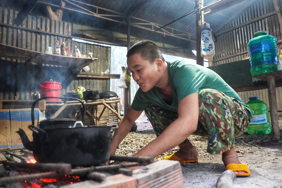 Chiến sĩ Đinh Thường đang nấu bữa sáng cho các đồng đội vừa về sau đêm mưa, gió chốt trực.