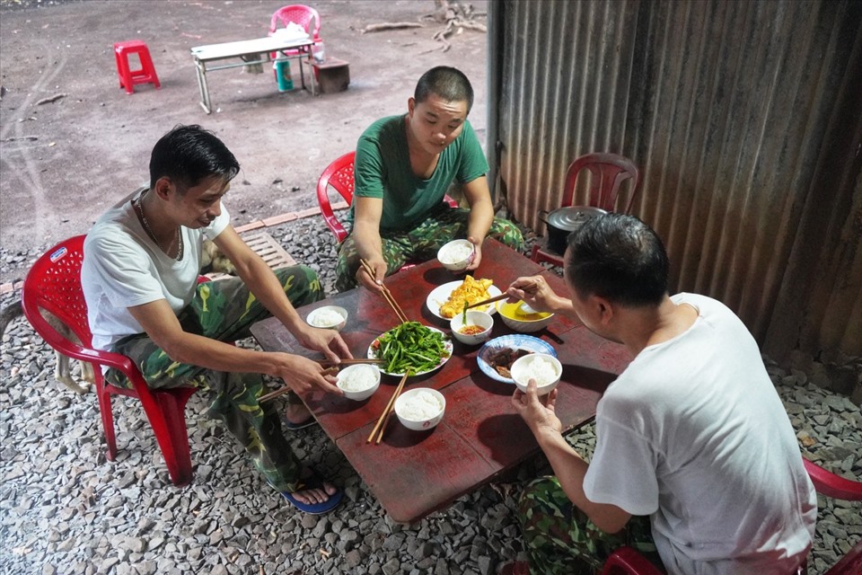 Căng mình để chống COVID-19 trong điều kiện thiếu thốn, nhưng cán bộ, chiến sĩ luôn luôn động viên nhau để phát huy tốt tinh thần trách nhiệm “chống dịch như chống giặc”, hoàn thành nhiệm vụ kép là quản lý bảo vệ biên giới và phòng, chống dịch bệnh COVID-19.