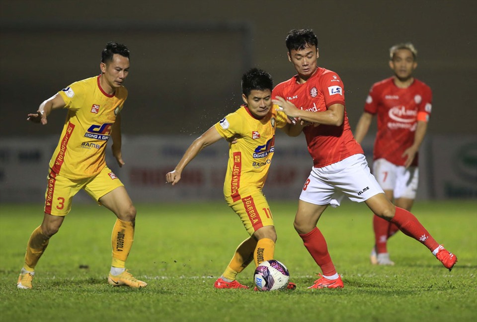 Thanh Hoá (áo vàng) có trận hoà may mắn 1-1 trước TPHCM ở vòng 9. Ảnh: VPF.