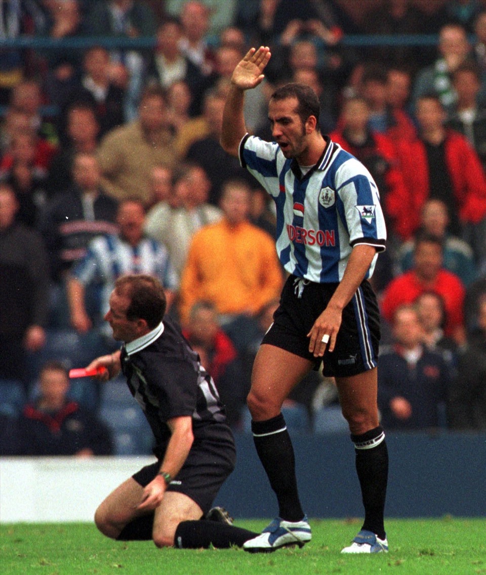 Hình ảnh Paolo di Canio đẩy ngã trọng tài Paul Alcock còn được nhớ mãi. Ảnh: Premier League