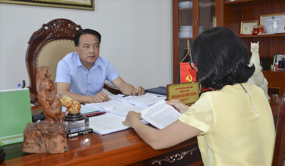 Ông Phạm Giang Nam, Giám đốc Sở Y tế Điện Biên trao đổi với phóng viên. Ảnh S.A