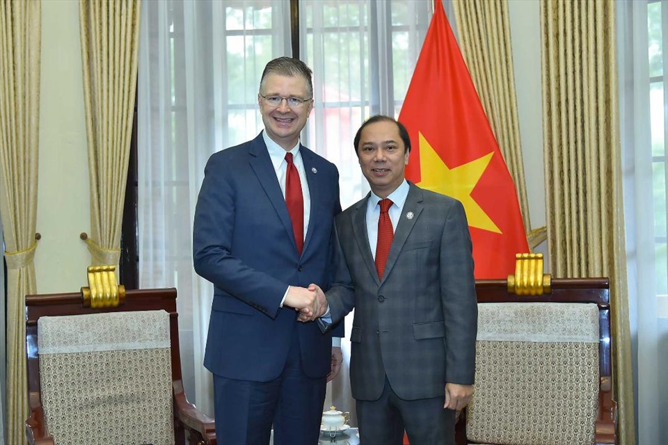 Thứ trưởng Ngoại giao Nguyễn Quốc Dũng tiếp Đại sứ Mỹ tại Việt Nam Daniel Kritenbrink. Ảnh: BNG