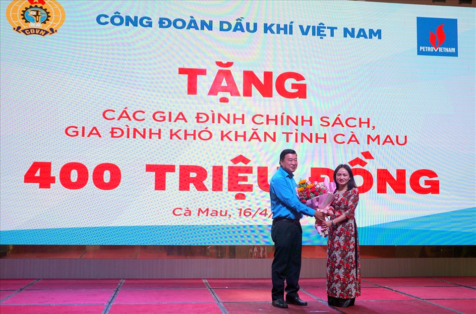 Nhân dịp này CĐDKVN tặng 600 triệu đồng cho gia đình chính sách khó khăn tại tỉnh Cà Mau. Ảnh: Nhật Hồ