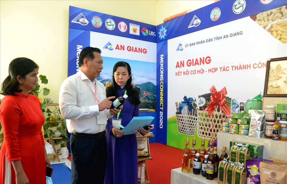 Ông Trần Anh Thư, Phó Chủ tịch UBND tỉnh An Giang thăm gian hàng sản phẩm OCOP của tỉnh An Giang. Ảnh: LT