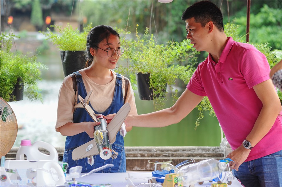 Ngoài những không gian văn hoá, sự kiện cũng có khu tái chế đồ cũ để tuyên truyền, góp phần kêu gọi mọi người bảo vệ môi trường.