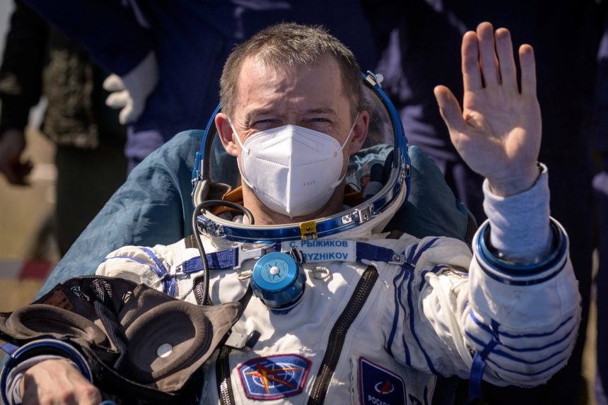 Phi hành gia Sergei Ryzhikov của Nga sau khi đáp xuống Kazakhstan ngày 17.4. Ảnh: NASA.