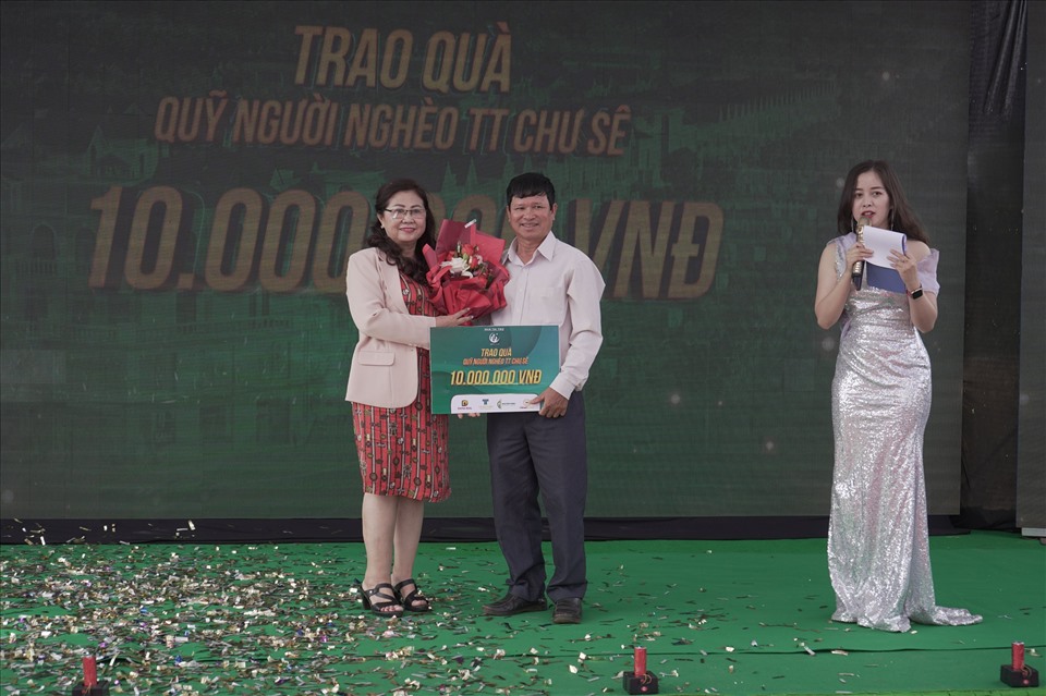Bà Hồ Thị Hiền trao quà cho Qũy vì người nghèo thị trấn Chư Sê. Ảnh TT