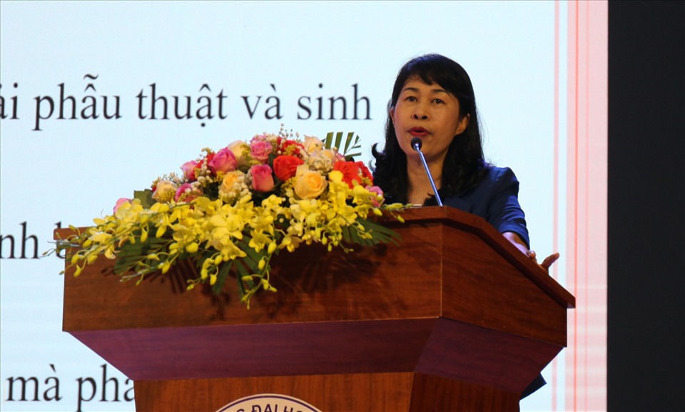 Đồng chí Trịnh Thanh Hằng - Trưởng Ban nữ công Tổng LĐLĐ Việt Nam báo cáo về những điểm mới trong Bộ Luật Lao động và Luật Viên chức 2019 liên quan đến lao động nữ. Ảnh: T.T