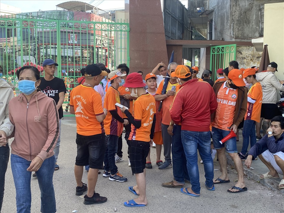 Bình Định có cuộc đọ sức với Thanh Hoá trên sân nhà ở vòng 10 V.League 2021. Rất đông các cổ động viên “xứ Nẫu” đã có mặt từ rất sớm trên sân vận động Quy Nhơn để chờ đời màn trình diễn của đội bóng quê nhà. Ảnh: T.P
