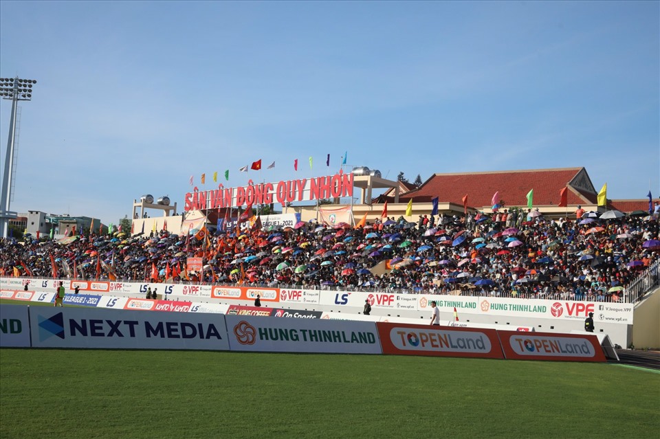 Sân Quy Nhơn trong những trận đấu vừa qua luôn trong tình trang “quá tải bởi người hâm mộ đổ về đây và lấp kín các khán đài. Ảnh: T.P