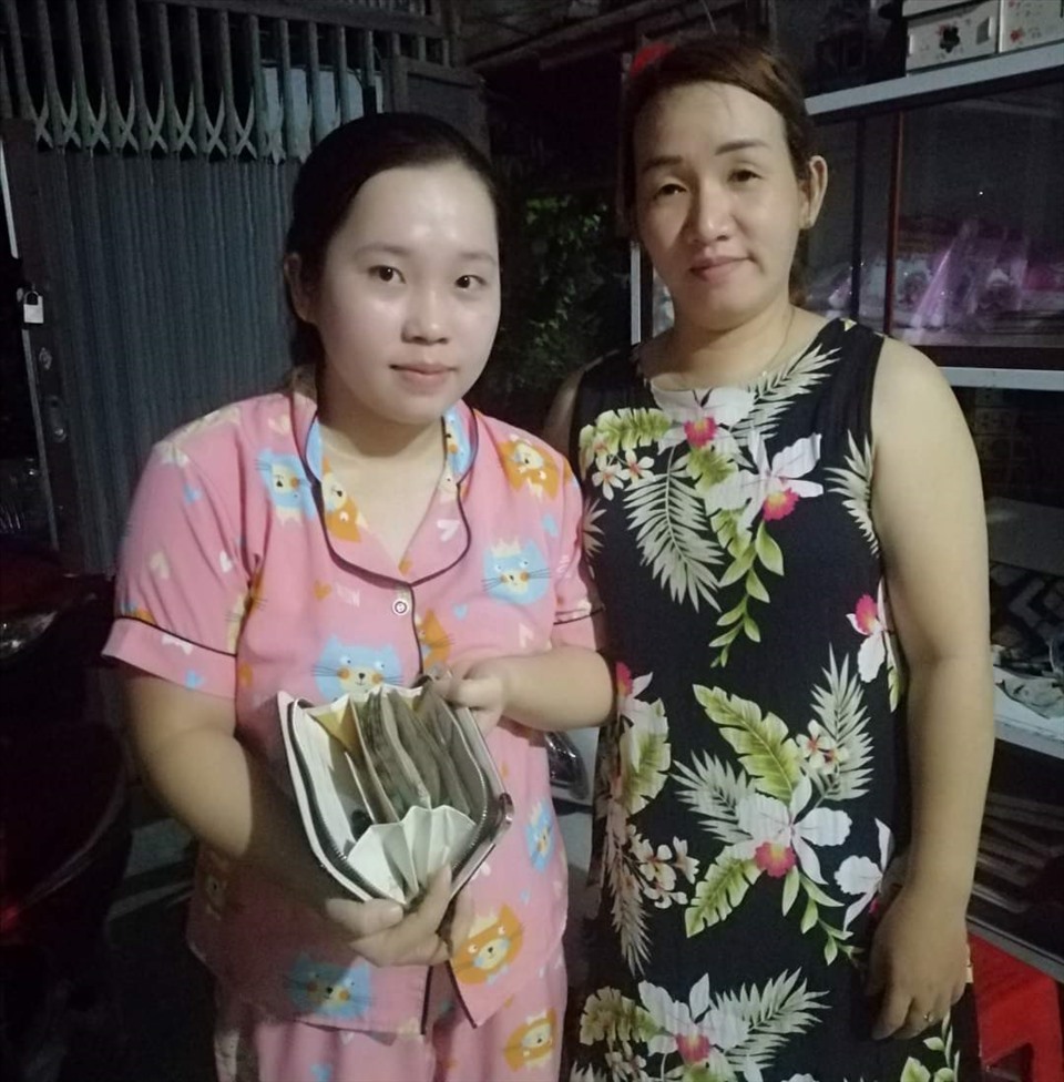 Chị Võ Thị Quốc Thạnh (phải) người đã lên facebook trả lại ví tiền vàng nhặt được. Ảnh: Nghiêm Túc