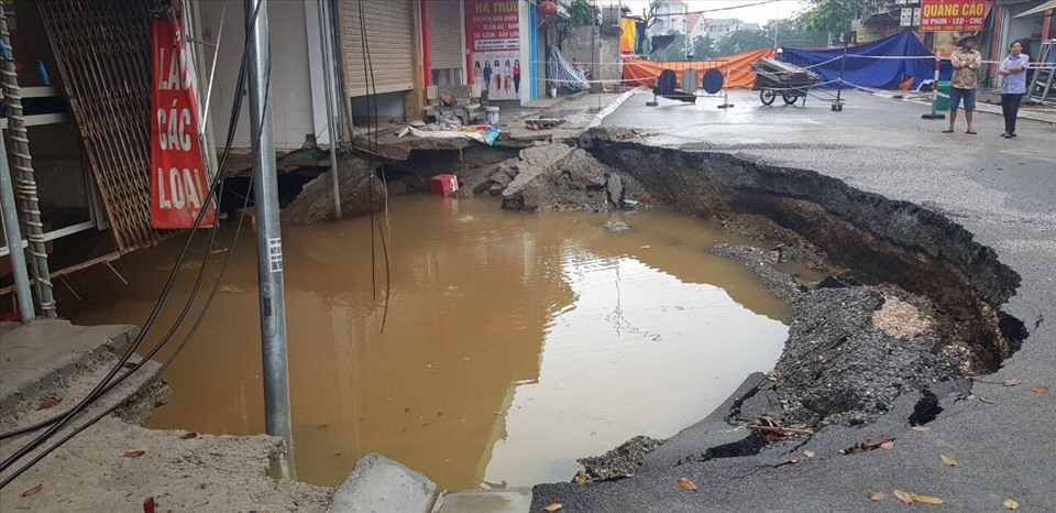 “Hố tử thần” ngập nước sau trận mưa lớn ngày 17.4. Ảnh: NV