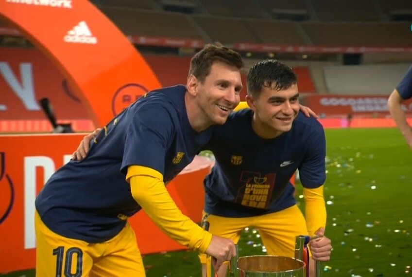 Messi và người hậu bối Pedri cùng nhau ăn mừng danh hiệu. Ảnh: AFP.