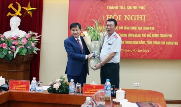 Phó Thủ tướng Lê Minh Khái tặng hoa chúc mừng tân Tổng Thanh tra Chính phủ Đoàn Hồng Phong. Ảnh: Báo Thanh tra