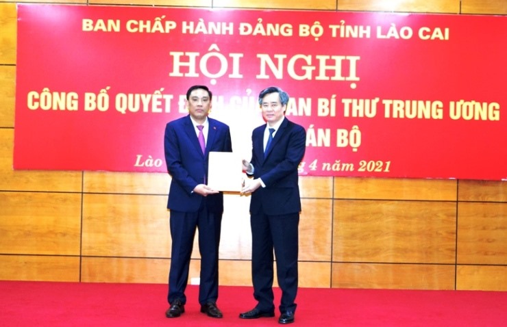 Phó Trưởng Ban Tổ chức Trung ương Nguyễn Quang Dương trao Quyết định điều động của Ban Bí thư cho đồng chí Hoàng Giang, giữ chức Phó Bí thư Tỉnh ủy Lào Cai, nhiệm kỳ 2020-2025. Ảnh Báo Nhân Dân