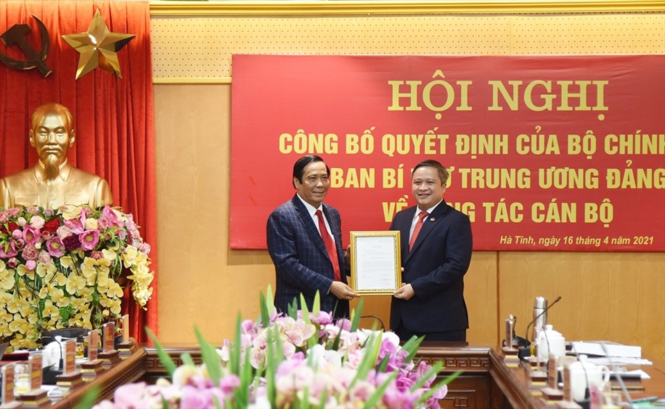 Phó Trưởng Ban Tổ chức Trung ương Nguyễn Thanh Bình trao quyết định cho ông Trần Tiến Hưng. Ảnh VGP