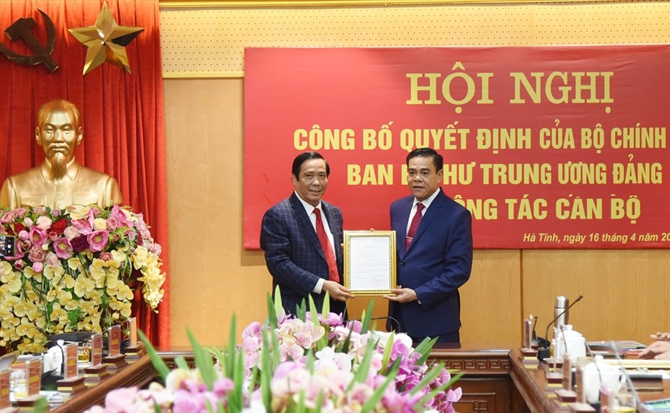 Phó Trưởng Ban Tổ chức Trung ương Nguyễn Thanh Bình trao quyết định cho ông Võ Trọng Hải. Ảnh VGP