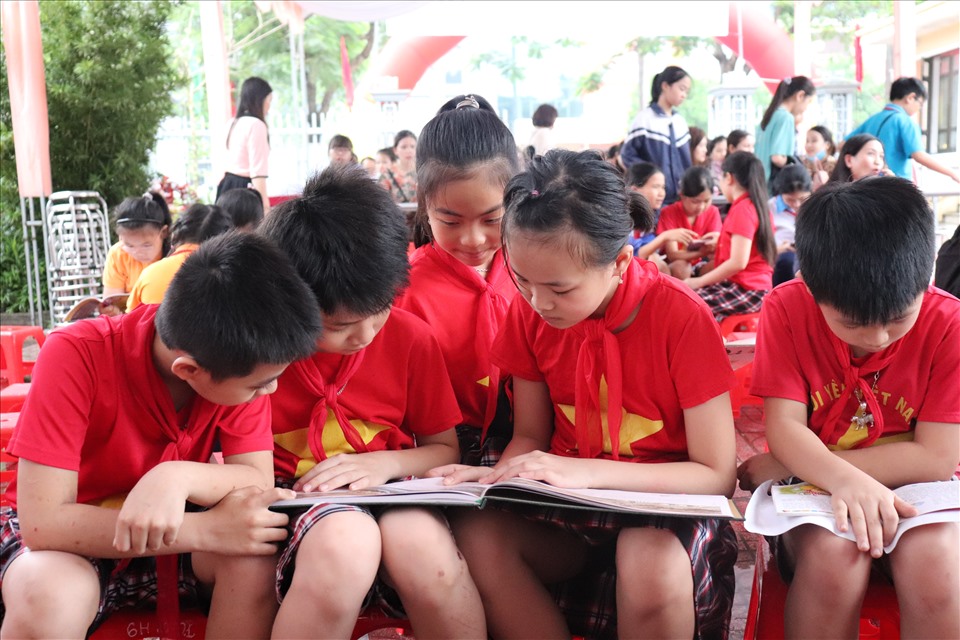 Nhiều em nhỏ đọc sách ngay tại gian hàng trưng bày. Ảnh: Quỳnh Trang