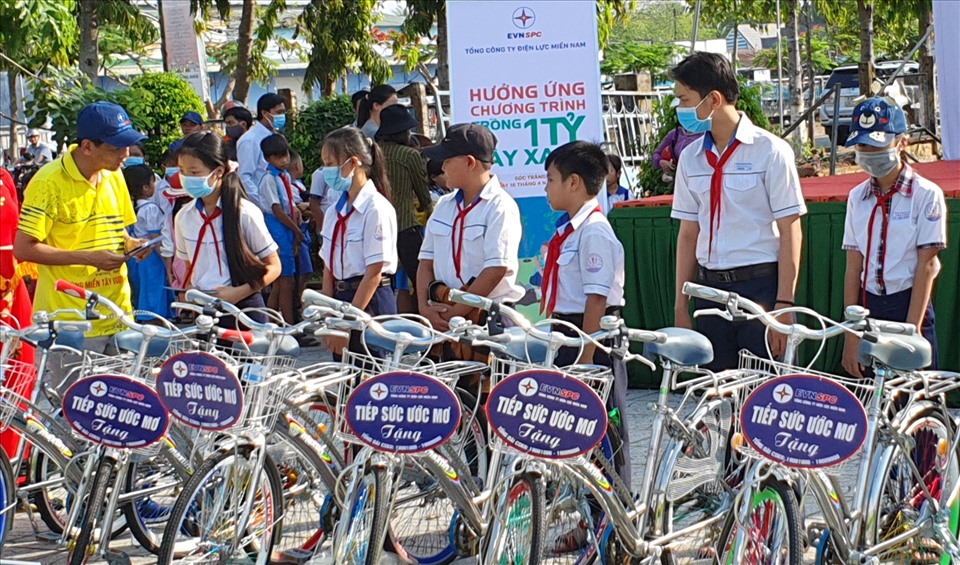 Bí thư Tỉnh ủy Sóc Trăng Lâm Văn Mẫn trao xe đạp, quà cho học sinh. Ảnh: Nhật Hồ