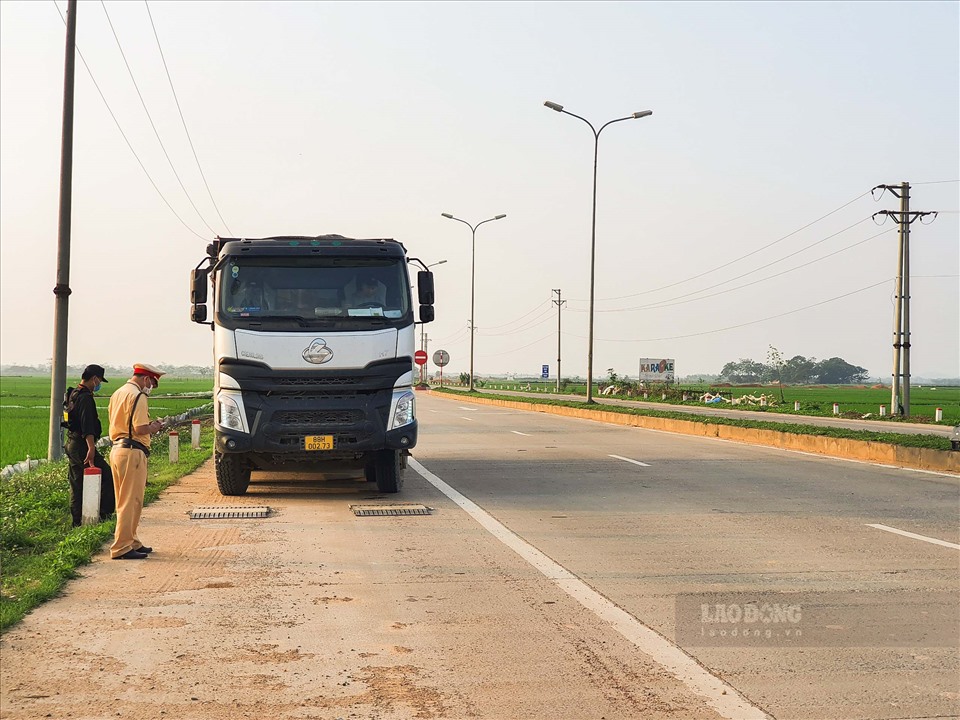 Phòng CSGT Công an tỉnh Vĩnh Phúc tiến hành cân trọng tải xe vi phạm.