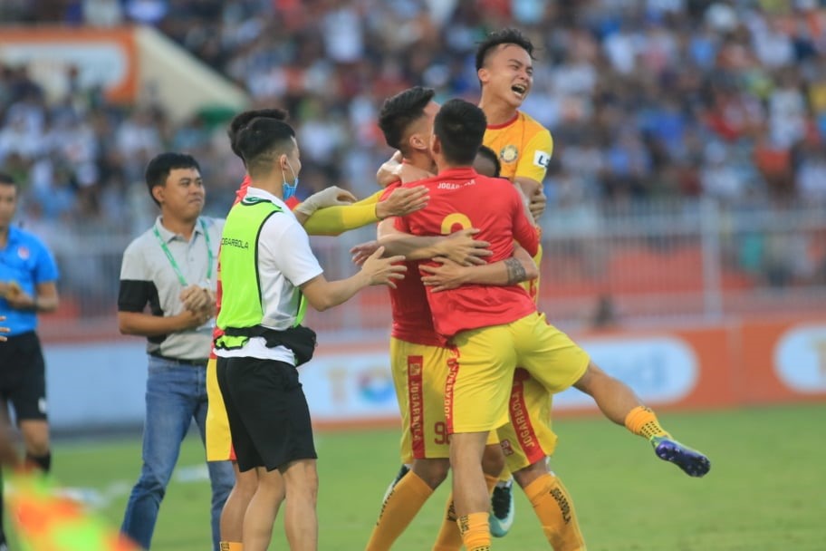 Các cầu thủ Đông Á Thanh Hóa ăn mừng sau bàn thắng của Lê Quốc Phương. Ảnh: M.C