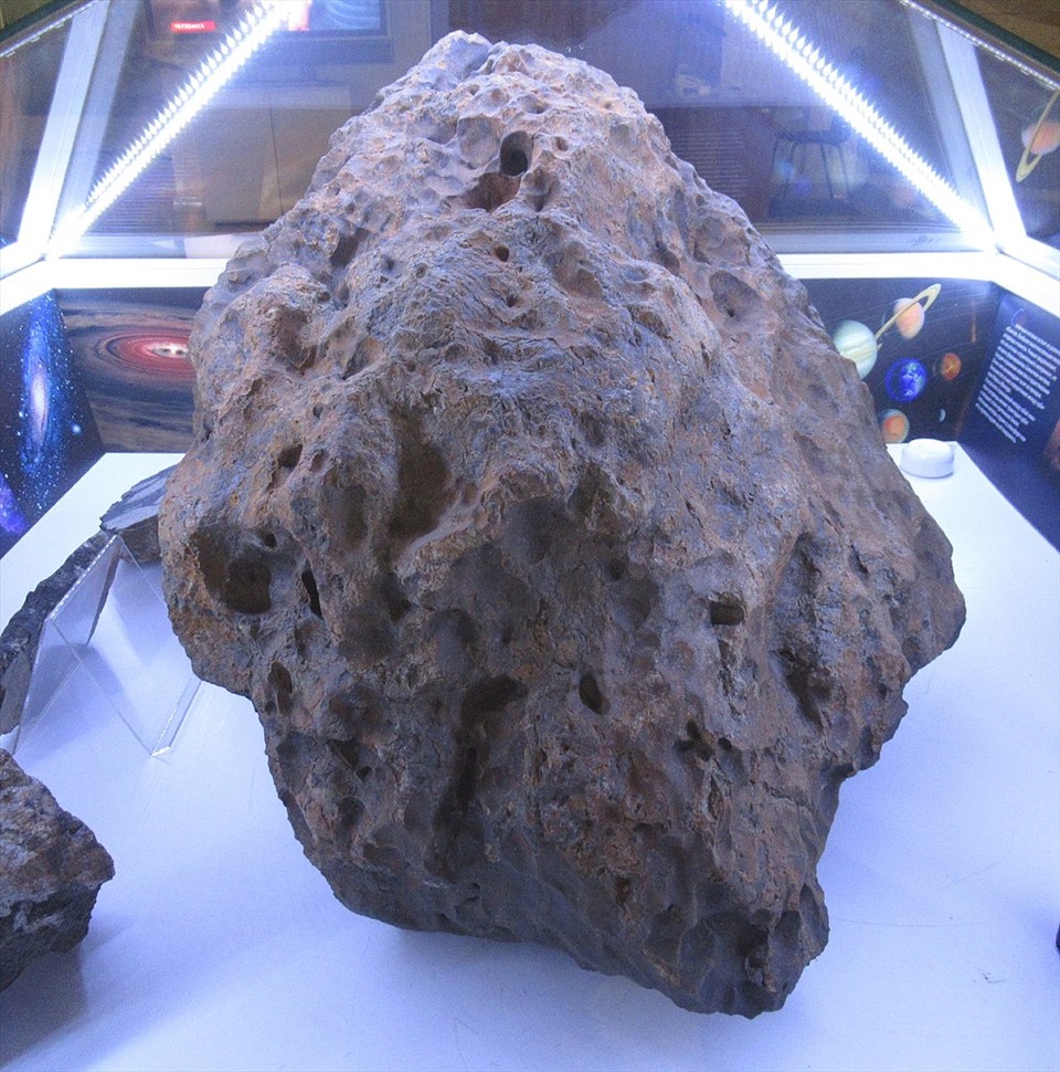 Mảnh vỡ lớn nhất của thiên thạch tại triển lãm của Bảo tàng Lịch sử Nam Ural. Ảnh: Wiki