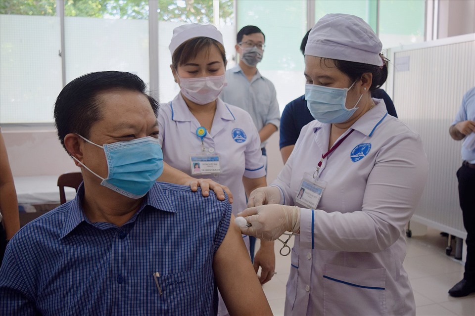 Ông Dương Tấn Hiển - Phó chủ tịch UBND thành phố Cần Thơ tiêm vắc xin phòng COVID-19. Ảnh: Bạch Cúc