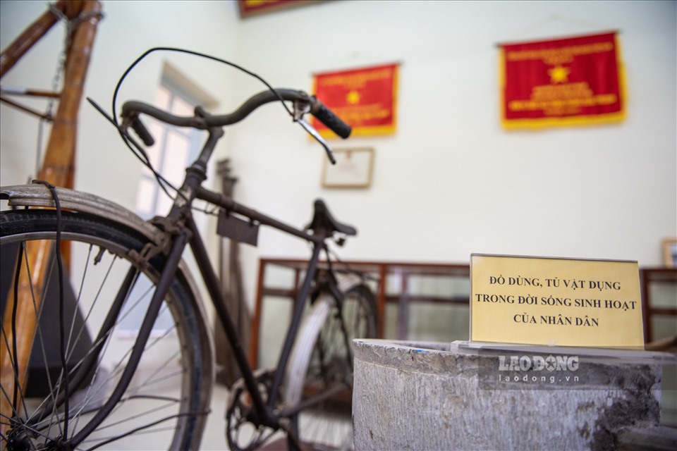 Theo bà Huệ, có những đồ vật vẫn có thể sử dụng, nhưng họ vẫn đem đến quyên góp cho nhà truyền thống. Trong hình là chiếc xe đạp Hữu Nghị, được Nhà nước tặng cho cụ Nguyễn Văn Năm - nguyên chủ tịch xã Yên Mỹ thời kỳ 1957-1960.