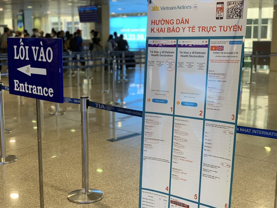 Các tấm bảng hướng dẫn thủ tục từng bước khai báo y tế trực tuyến được các hãng bay phủ khắp 2 tầng nhà ga nội địa.