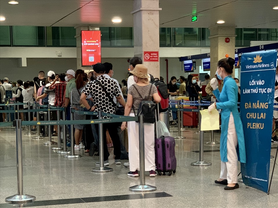 Khu vực tiến hành thủ tục check-in cho khách đi Đà Nẵng, Chu Lai, có lượng khách xếp hàng đông nhất trong sáng nay.