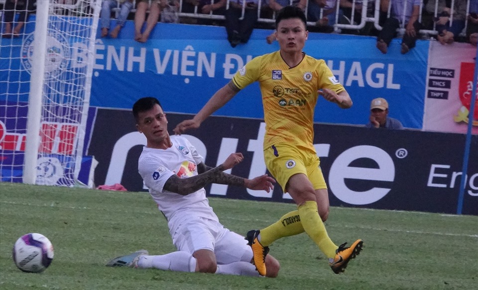 Quả bóng vàng Việt Nam 2018, Nguyễn Quang Hải cũng vấp phải sự truy cản quyết liệt từ Hữu Tuấn. Trung vệ của Hoàng Anh Gia Lai từng sát cánh cùng Quang Hải ở chiến dịch vòng loại World Cup 2022 của tuyển Việt Nam.