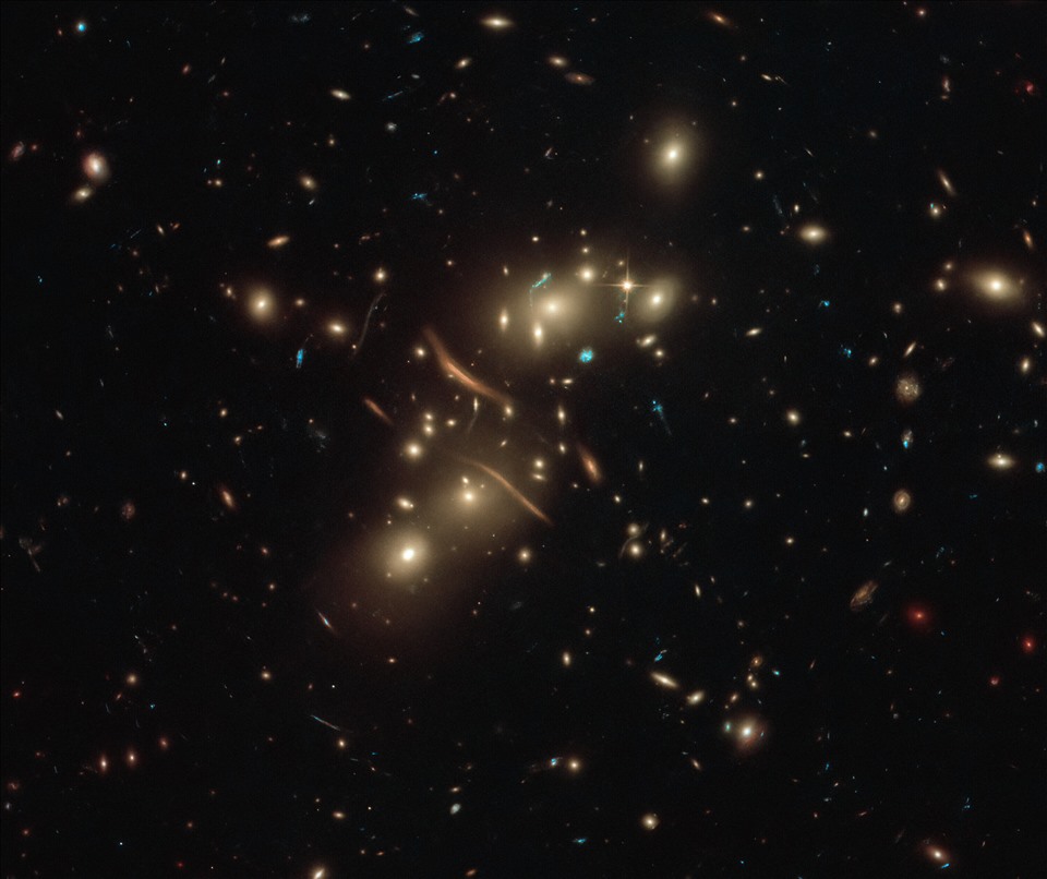 Cụm thiên hà Abell 2813 trong ảnh của kính thiên văn NASA Hubble. Ảnh: NASA/ESA