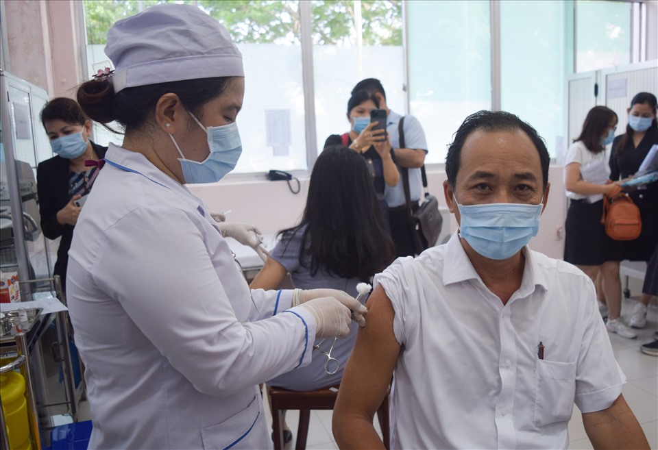 Ông Phạm Phú Trường Giang - Phó Giám đốc Sở Y tế tiến hành tiêm mẫu vắc xin COVID-19