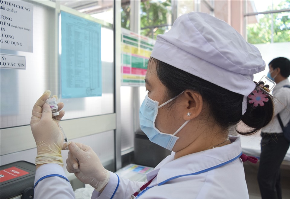 Nhân viên y tế tham gia tiêm chủng được tập huấn tiêm chủng vắc xin phòng COVID-19 đúng quy định.