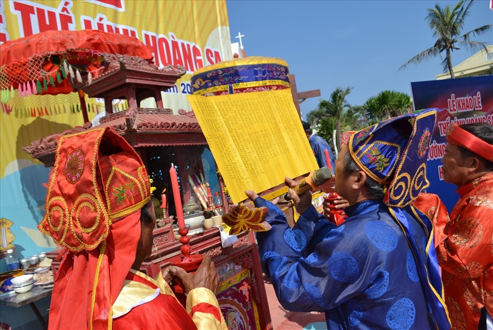 Văn tế tại Lễ Khao lề thế lính Hoàng Sa cũng là lời tóm tắt số phận của những người đi lính Hoàng Sa, Trường Sa năm xưa. Hoàng Sa trời nước mênh mông/ Người đi thì có mà không thấy về/ Hoàng Sa mây nước bốn bề/ Tháng ba khao lề thế lính Hoàng Sa. Dù có hi sinh thân mình, nhưng thế hệ tổ tiên cha ông đất đảo Lý Sơn vẫn luôn đặt vận mệnh của đất nước lên trên tất cả, để bảo vệ chủ quyền thiêng liêng của Tổ quốc.
