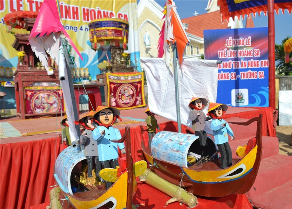 ô hình thuyền câu không thể thiếu trong Lễ Khao lề thế lính Hoàng Sa. Thuyền câu là phương tiện đi lại của đội Hoàng Sa năm xưa để đi cắm mốc, dựng bia xác lập chủ quyền thiêng liêng của Tổ quốc trên hai quần đảo Hoàng Sa - Trường Sa.