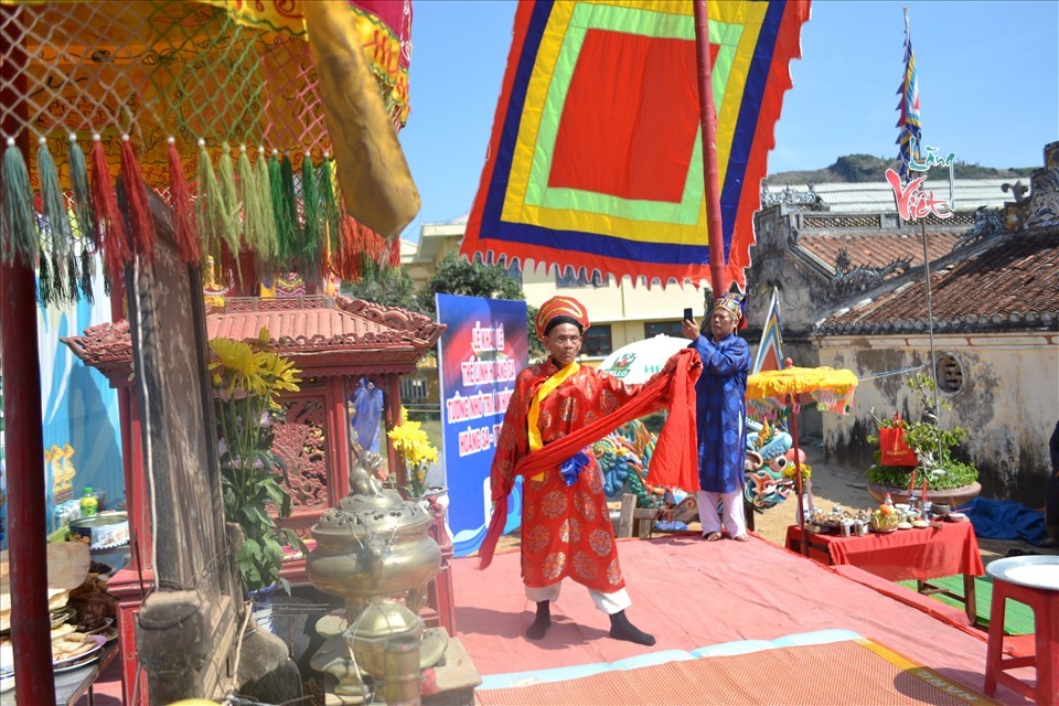Thầy pháp thực hiện các nghi thức bắt ấn trừ tà, làm phép để an vị các vong linh chiến sỹ Hoàng Sa trước khi thả thuyền ra biển. Đây là nghi thức cầu bình an cho người lính Hoàng Sa trước khi đội lên đường làm nhiệm vụ.